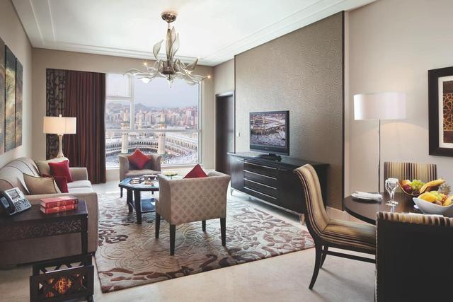 Fairmont Gold Executive Suite City